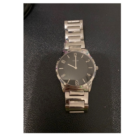 ‘Pre-Owned Men’s Guess Watch’⌚️ - Picture 3 of 9
